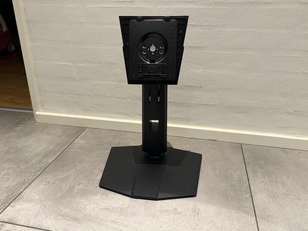 MSI MPG 272URX Stand